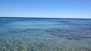 Una vista despejada de un mar tranquilo con un horizonte lejano.