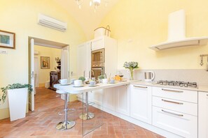 Réfrigérateur, micro-ondes, four, lave-vaisselle