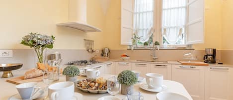 Fridge, microwave, oven, dishwasher