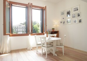 Dining - THE RIVERSIDE SUITE and POOL near VENICE (Mira)