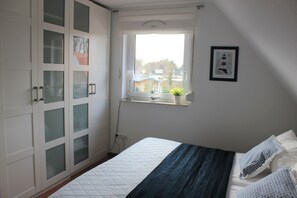 2 slaapkamers, een strijkplank/strijkijzer, reisbedje, gratis wifi