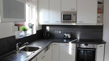 Kühlschrank, Mikrowelle, Ofen, Herdplatte