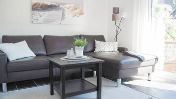 Fernseher, DVD-Player, Bücher, Stereoanlage