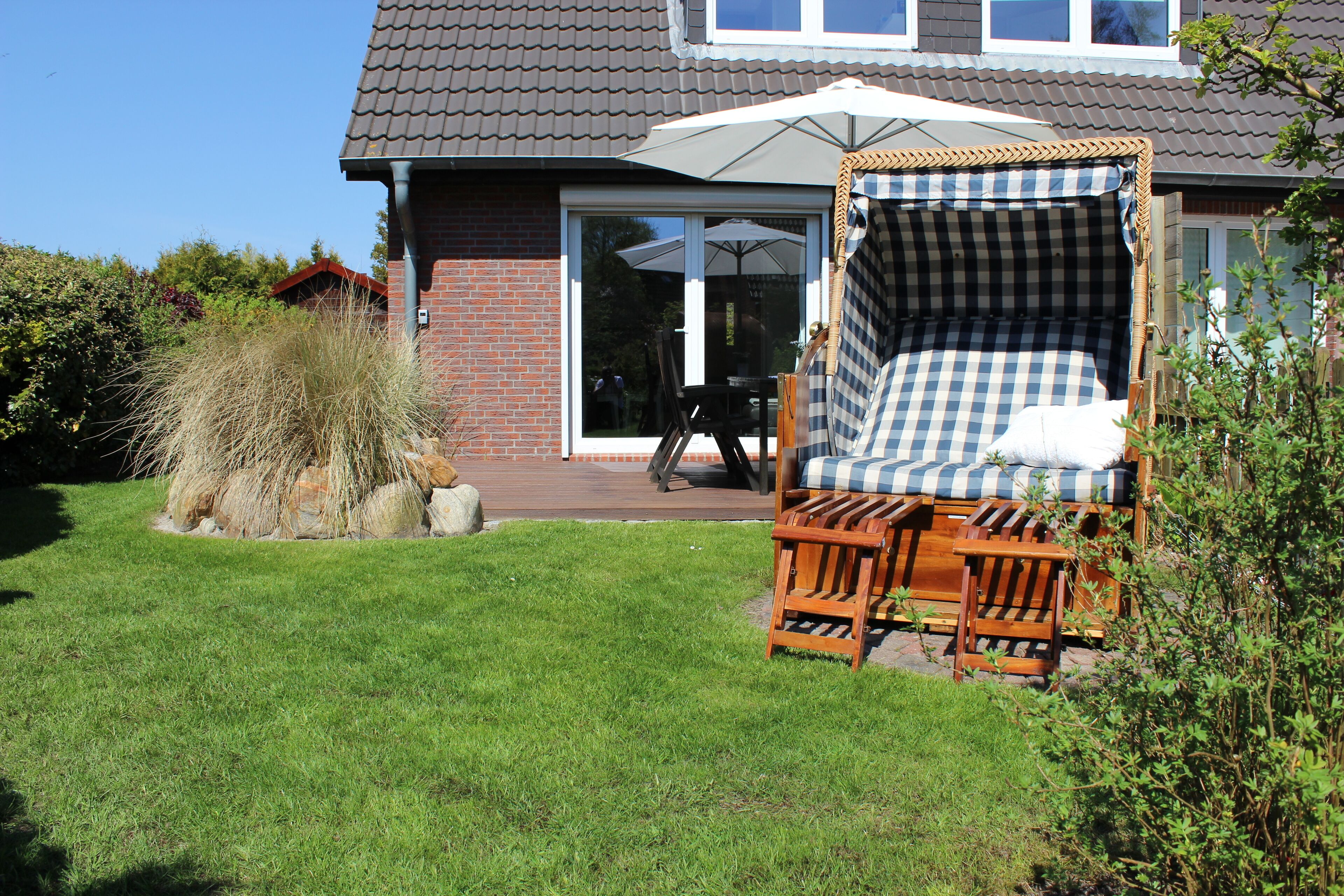 Modernes Ferienhaus mit großem sonnigen Garten