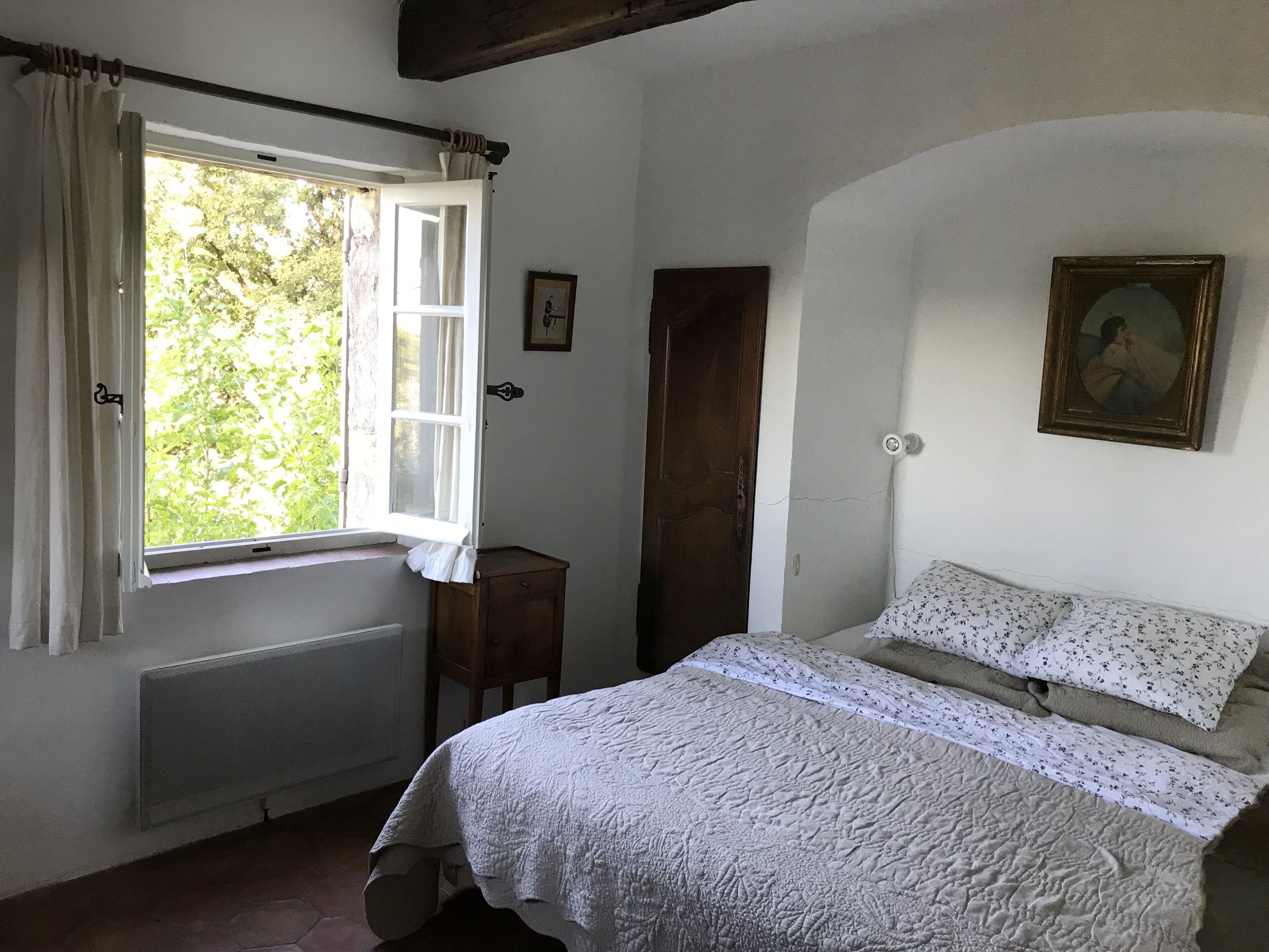 3 bedrooms, iron/ironing board, WiFi (free), bed sheets