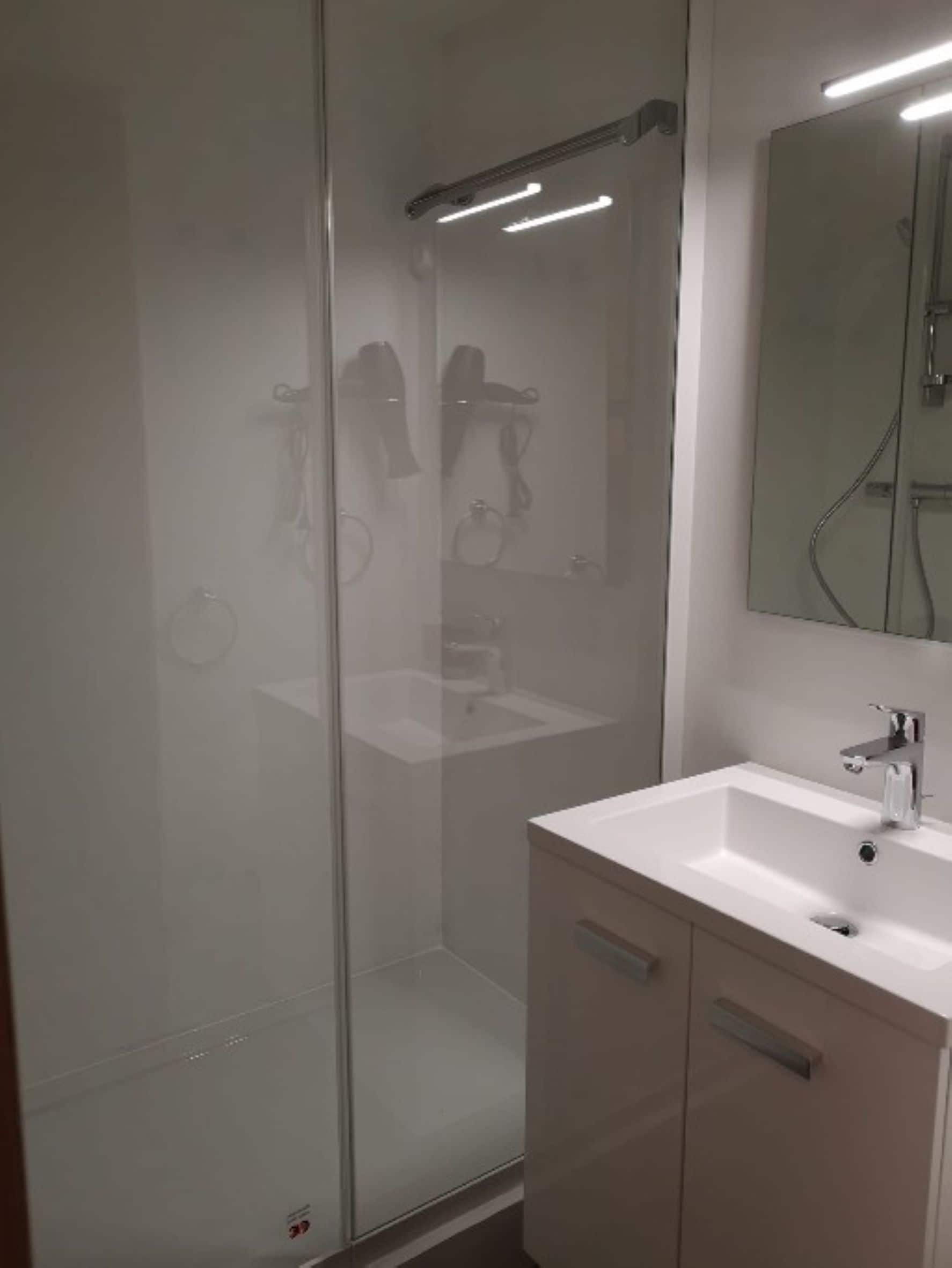 Baignoire, séchoir à cheveux