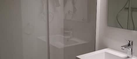 Baignoire, séchoir à cheveux