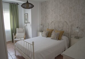 3 makuuhuonetta, silitysrauta/-lauta, ilmainen Wi-Fi, vuodevaatteet