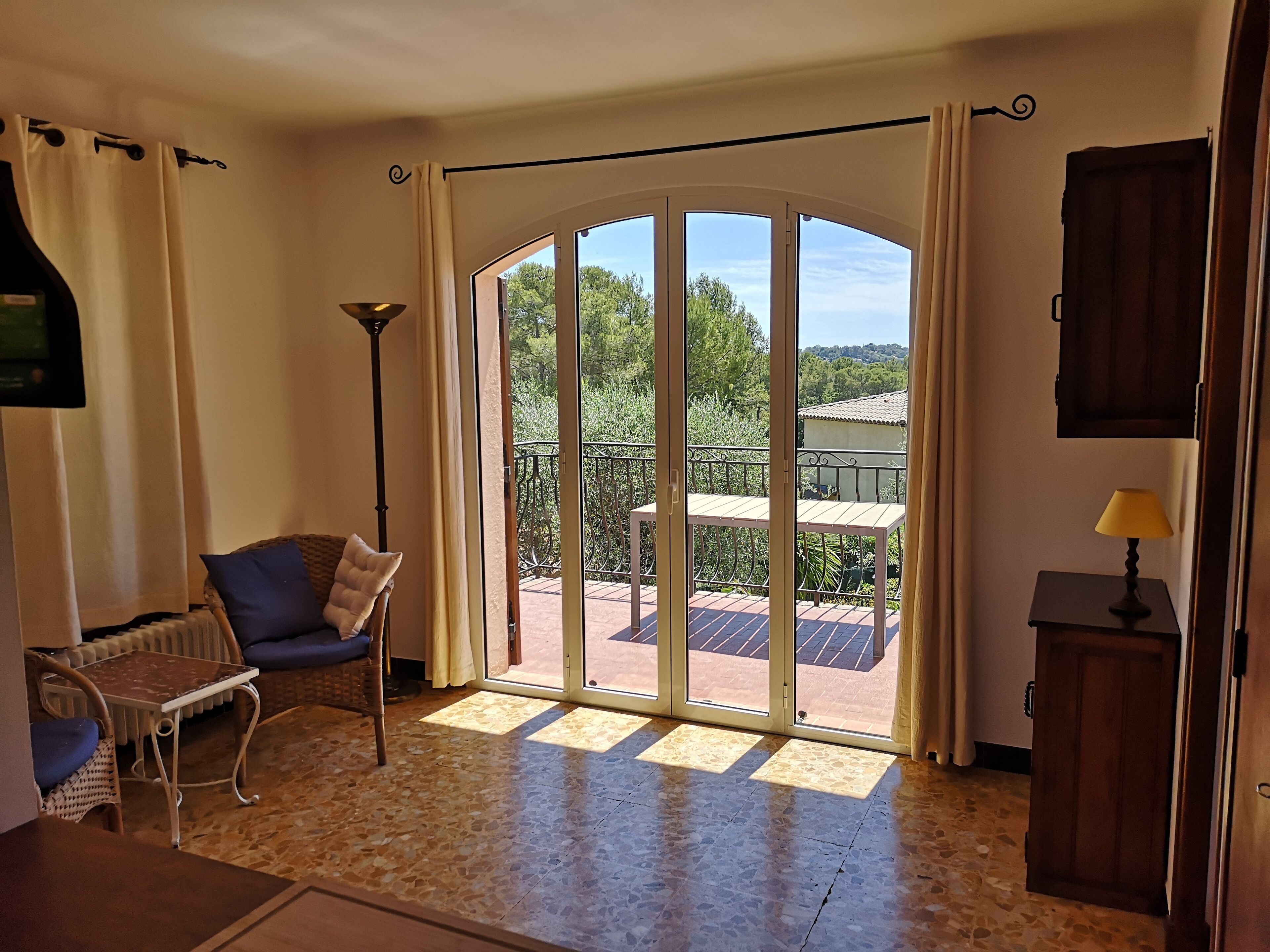 Holiday apartment in an olive grove, idyllic location with pool, near Cannes