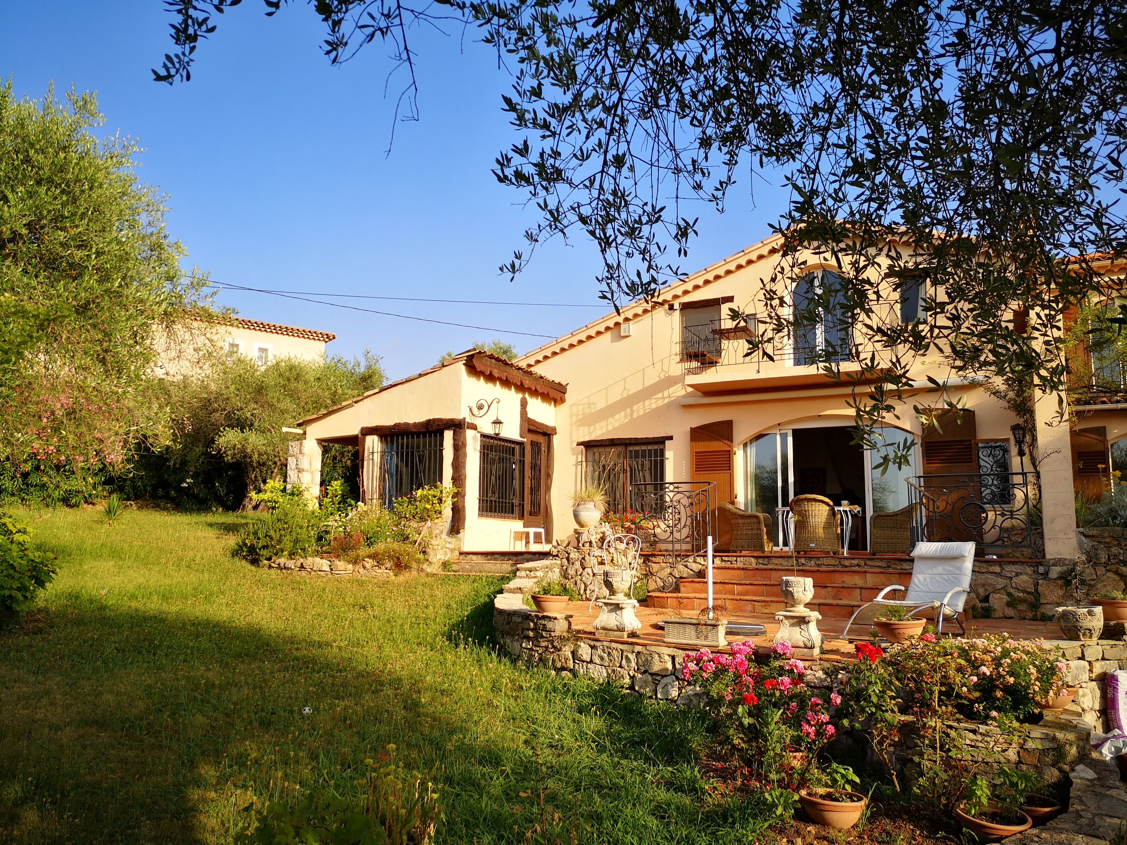 Holiday apartment in an olive grove, idyllic location with pool, near Cannes