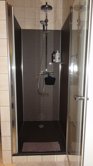Een bad, een haardroger, een bidet, handdoeken