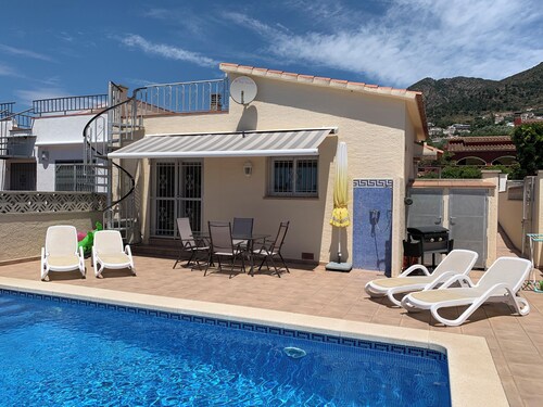 Cozy property  with private pool in a quiet residential area 