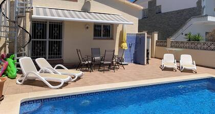 Maison confortable - piscine privée -Wi-Fi , quartier résidentiel calme -