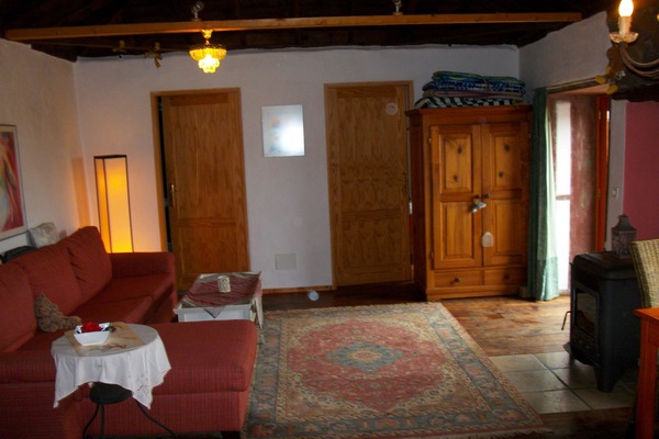 Wohnraum mit Schlafsofa und vielen antiken Details