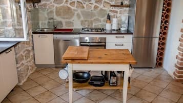 Frigorífico, microondas, horno y placa de cocina