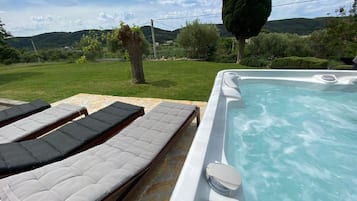 Bañera de hidromasaje al aire libre