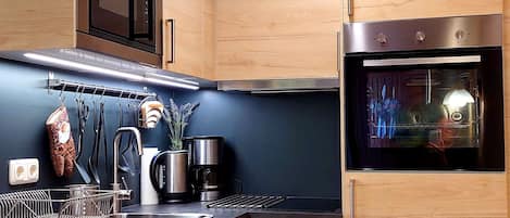 Kjøleskap, mikrobølgeovn, ovn og kokeplater