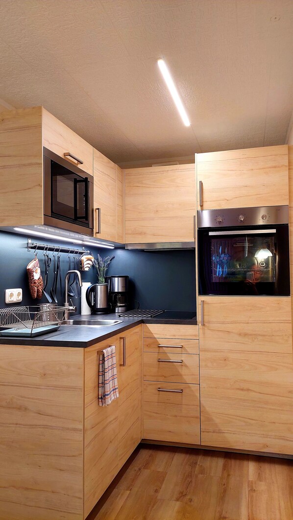 Refrigerador, microondas, horno y parrilla de estufa 