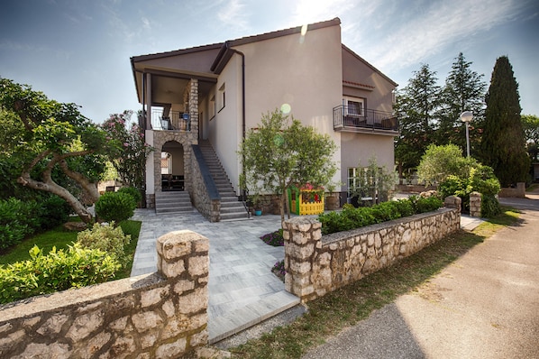 Exterior - KRK CITY !! 250m PROMENADE !!Vilaveja family house !!small pool, jacuzzi (KRK)