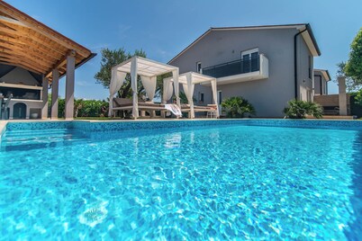 Villa Maya ***** heated pool, 400 m from the sea, barbecue, WiFi, bicycles