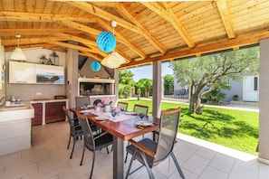 Outdoor dining - Villa Maya ***** heated pool, 400 m from the sea, barbecue, WiFi, bicycles (Banjole)