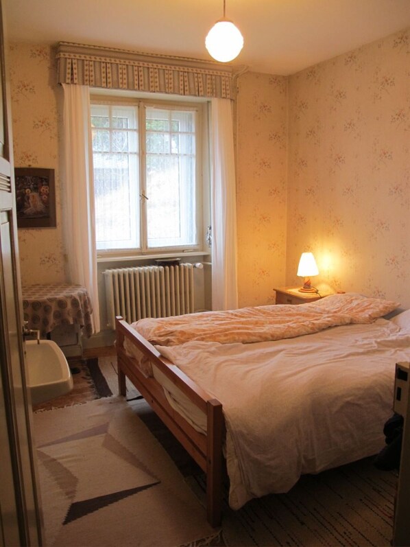 2 bedrooms, iron/ironing board, travel cot, Internet