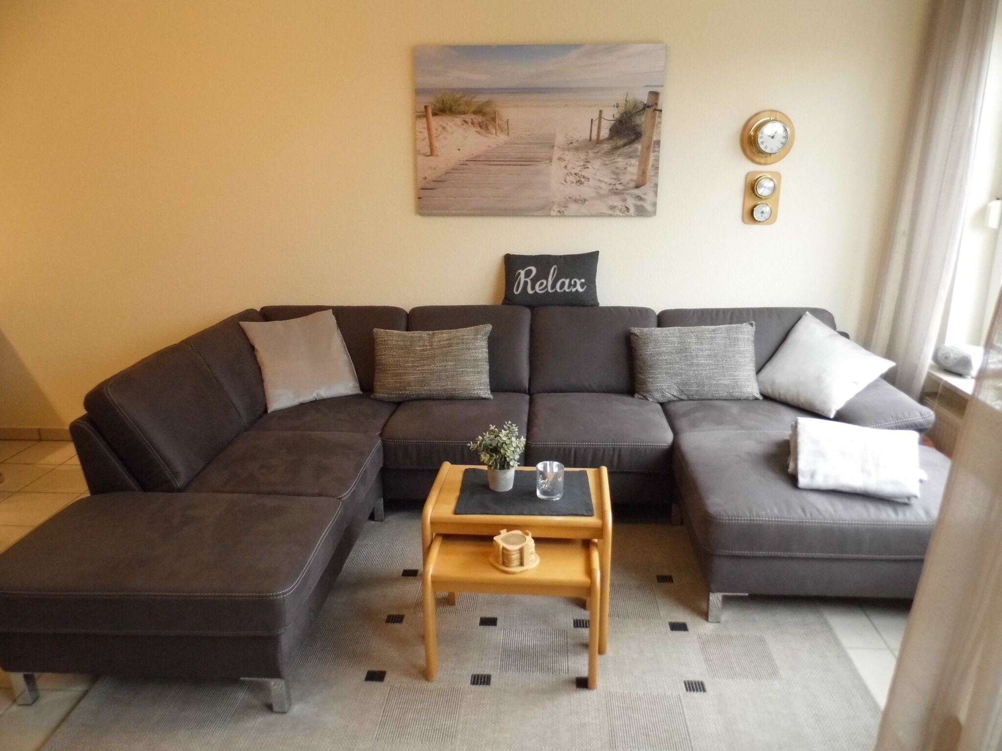 Smart TV, DVD player, books, stereo