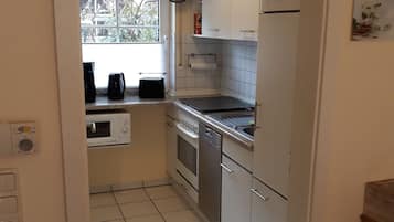 Jääkaappi, mikroaaltouuni, uuni, liesi