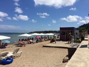 In Strandnähe, Liegestühle, Strandtücher