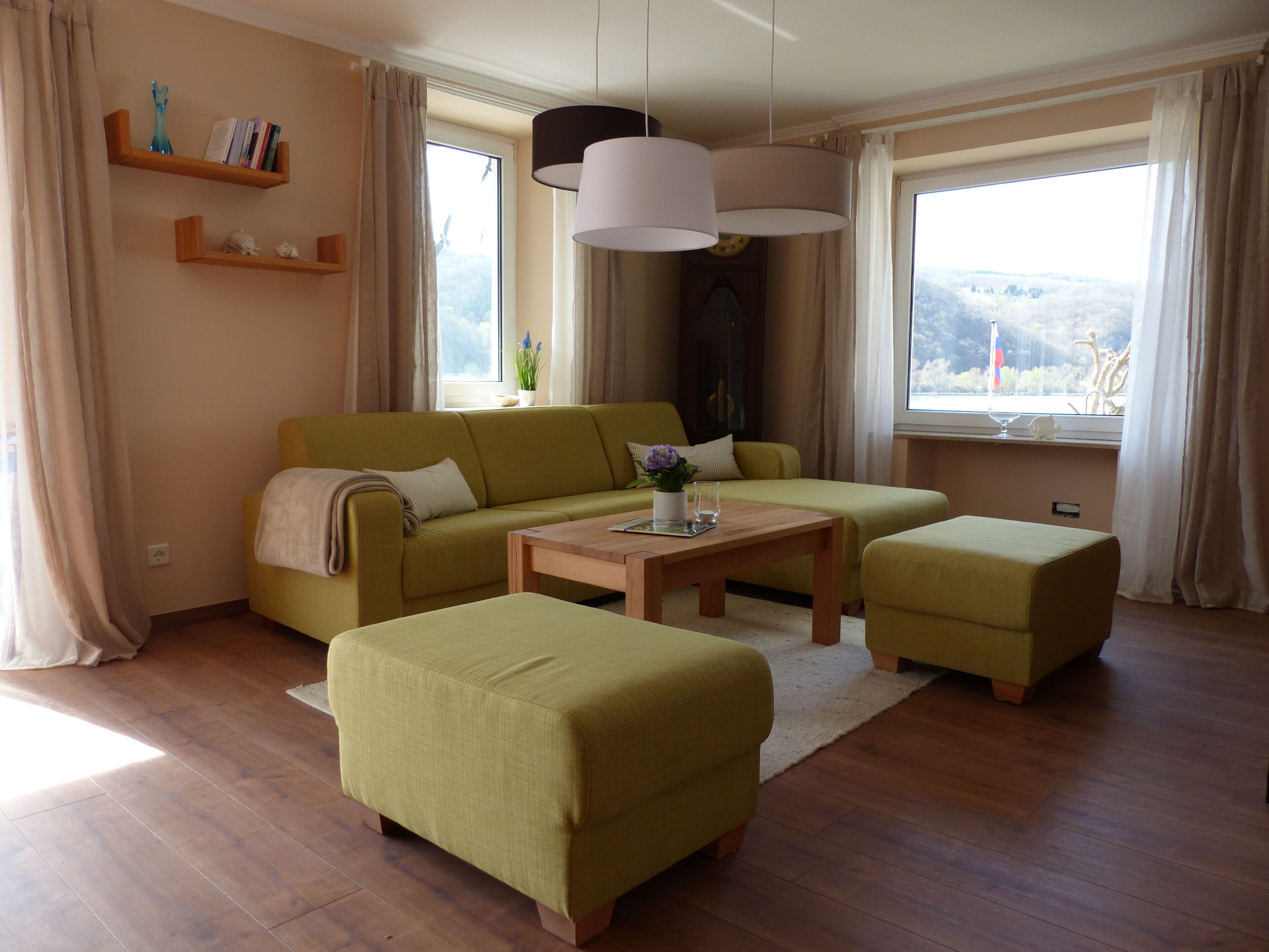 Fernseher, Kamin, DVD-Player, Bücher