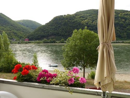 Stylish holiday home right on the Rhine with a dream view