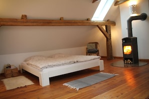 2 bedrooms, iron/ironing board, free WiFi, bed sheets - Uckermark old farmhouse with large wild garden (Templin)
