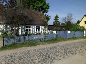 Exterior - Uckermark old farmhouse with large wild garden (Templin)