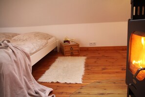 2 bedrooms, iron/ironing board, free WiFi, bed sheets - Uckermark old farmhouse with large wild garden (Templin)