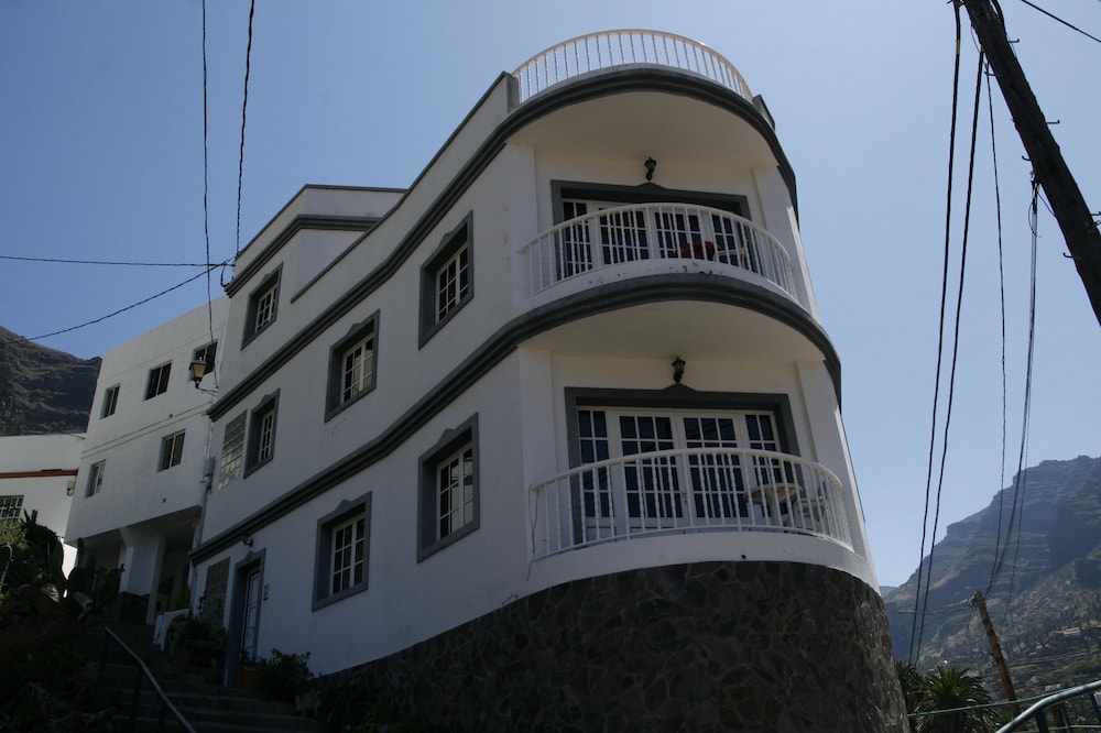 Quiet, bright apartment with captivating views in hamlet, with Wi-Fi