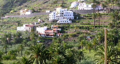 Quiet, bright apartment with stunning views in a small village, with WiFi