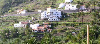 Quiet, bright apartment with stunning views in a small village, with WiFi