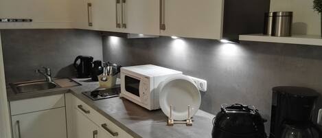 Kühlschrank, Mikrowelle, Wasserkocher mit Kaffee-/Teezubehör
