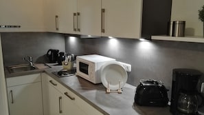 Kühlschrank, Mikrowelle, Wasserkocher mit Kaffee-/Teezubehör