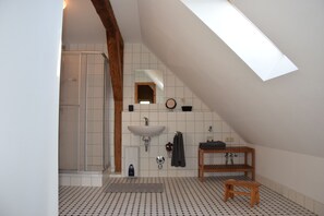 Een douche, een haardroger, handdoeken