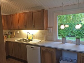 Kylskåp, mikrovågsugn, spishäll och diskmaskin