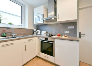 Fridge, microwave, oven, stovetop - Modern, comfortable, centrally located, near the beach apartment with sea view, 3-4 pers. (Wangerooge)