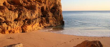 Una playa cerca, sillas reclinables de playa, toallas de playa