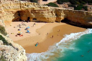Beach nearby, sun loungers, beach towels - Enchanting Town House , Private Garden, Sea View, beautiful pool (Carvoeiro)
