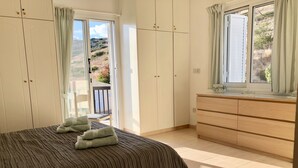3 bedrooms, iron/ironing board, WiFi, bed sheets - Villa with priv. Pool, beautiful garden and shady veranda - 5 min to the beach (Peyia)