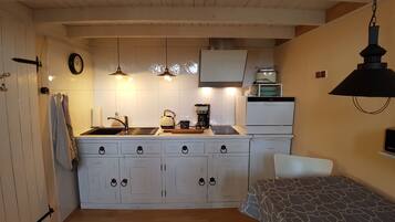 Jääkaappi, mikroaaltouuni, liesi, astianpesukone