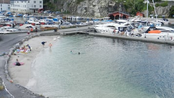 Ubicación cercana a la playa y tumbonas