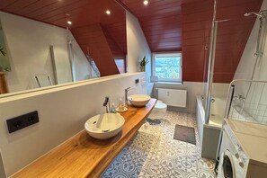 Tina, secadora de cabello, bidet, toallas