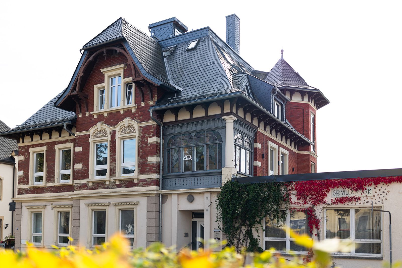 Un grand bâtiment historique doté de nombreuses fenêtres et d’une tour imposante.