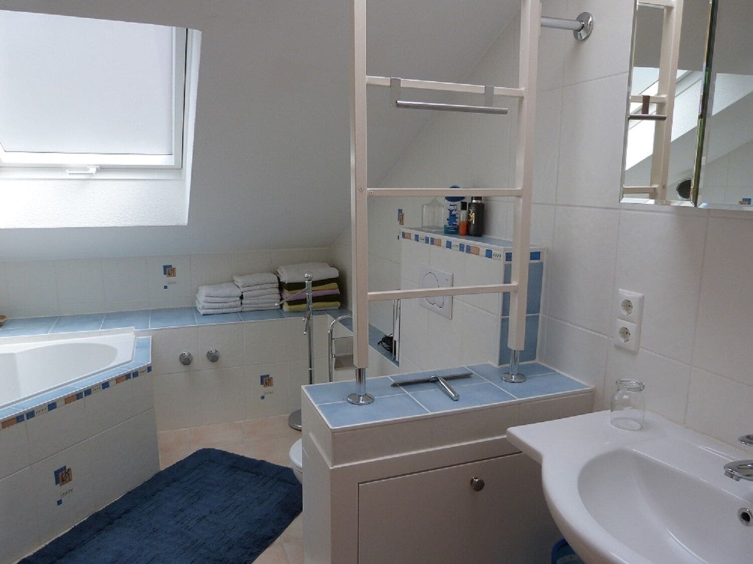 Badewanne, Haartrockner, Handtücher, Seife